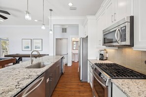 Fridge, microwave, oven, dishwasher - Lake Front Guest House with Pool Table, Shuffleboard and Bikes (Destin)