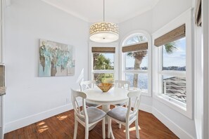 Dining - Lake Front Guest House with Pool Table, Shuffleboard and Bikes (Destin)