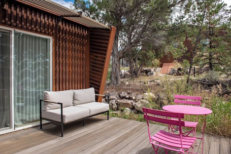 Outdoor dining. The Juniper Retreat — Mountain Luxury Near Aspen
