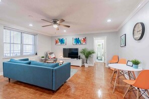 TV, offices - 1BR Condo w/City Views by Peachtree (Atlanta)