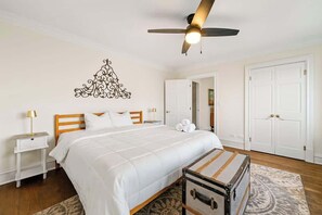 Iron/ironing board, WiFi, bed sheets - Downtown Atlanta Condo  Walk to Everything (Atlanta)