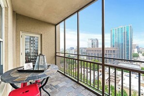 Outdoor dining - Downtown Atlanta Condo  Walk to Everything (Atlanta)