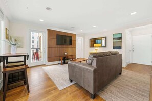 TV, offices - Downtown Atlanta Condo  Walk to Everything (Atlanta)