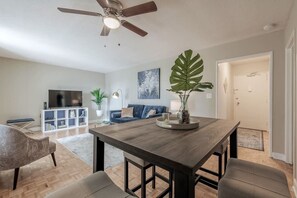 TV, offices - Walk to Mercedes-Benz Stadium Stay (Atlanta)