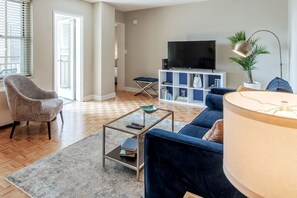TV, offices - Walk to Mercedes-Benz Stadium Stay (Atlanta)