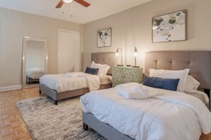 2 bedrooms, iron/ironing board, WiFi, bed sheets - Walk to Mercedes-Benz Stadium Stay (Atlanta)
