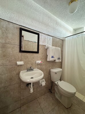 Basic Double Room | Bathroom - Hotel California (Mazatlán)