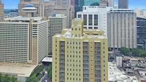 Ein hoch aufragendes Hotel mit modernem Design, das eine markante Lobby und mehrere Stockwerke bietet.