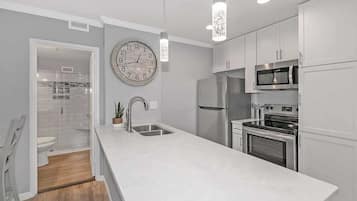 Fridge, oven, stovetop, dishwasher