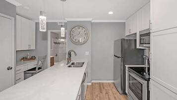 Fridge, oven, stovetop, dishwasher