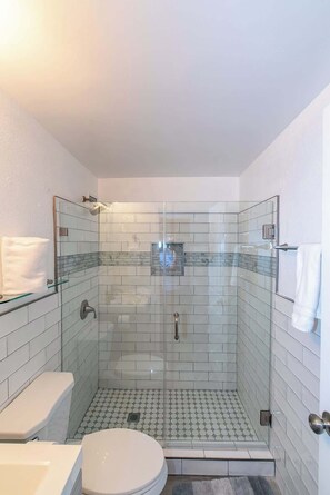 Shower, hair dryer, shampoo - Stylish ATL High-Rise w/ Free WiFi (Atlanta)