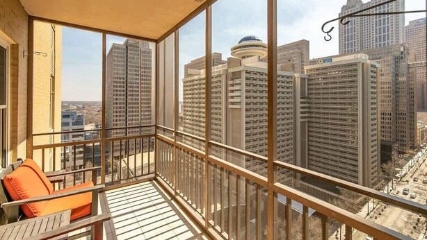 Un balcone con vista su edifici alti.