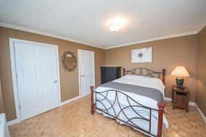 1 bedroom, iron/ironing board, WiFi, bed sheets - Short walk to Centennial Park and Mercedes Benz (Atlanta)