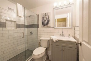 Een douche, een haardroger, shampoo