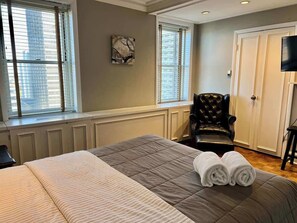1 bedroom, iron/ironing board, WiFi, bed sheets - Cozy High-Rise Condo Near AmericasMart (Atlanta)