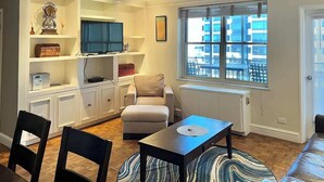 TV, offices - Cozy High-Rise Condo Near AmericasMart (Atlanta)