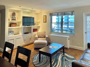 TV, offices - Cozy High-Rise Condo Near AmericasMart (Atlanta)