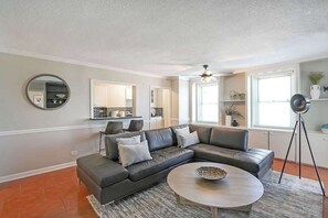 TV, offices - Cozy High-Rise Condo Near AmericasMart (Atlanta)