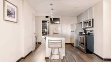 Fridge, oven, stovetop, dishwasher