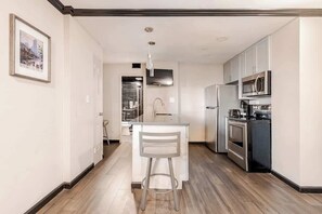 Fridge, oven, stovetop, dishwasher - Prime ATL Location – Walk Everywhere (Atlanta)