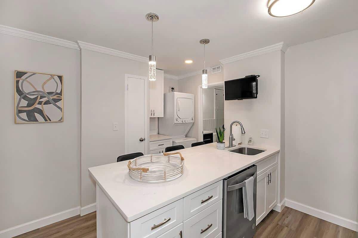 Fridge, oven, stovetop, dishwasher