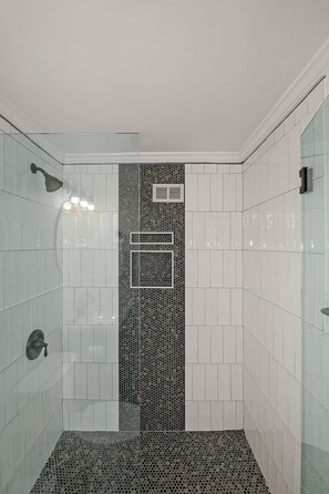 Dusche, Haartrockner, Shampoo