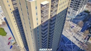 Exterior - Bright Downtown Retreat w/ Full Kitchen (Atlanta)