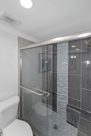 Shower, hair dryer, shampoo - Bright Downtown Retreat w/ Full Kitchen (Atlanta)