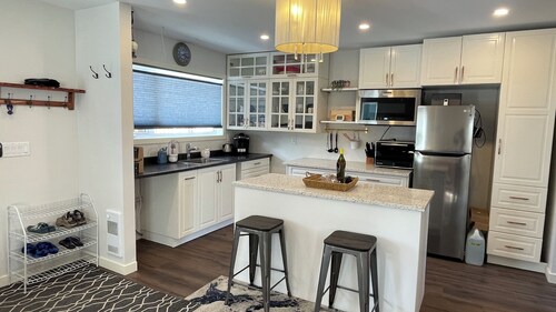 Gateway to Rocky Mountains w swimming pool hot tub & beach 28 day minimum stay