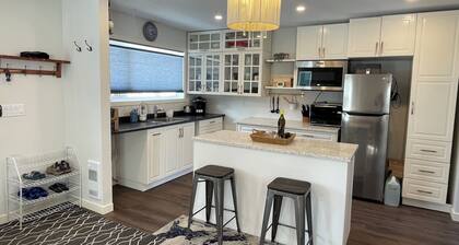 Gateway to Rocky Mountains w swimming pool hot tub & beach 28 day minimum stay