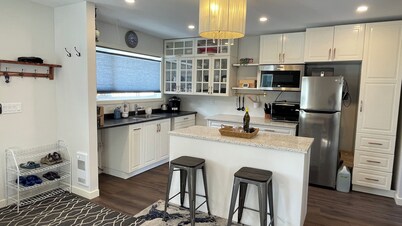 Gateway to Rocky Mountains w swimming pool hot tub & beach 28 day minimum stay