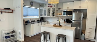 Gateway to Rocky Mountains w swimming pool hot tub & beach 28 day minimum stay