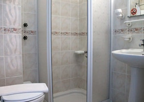 Suihku, ilmaiset hygieniatuotteet, hiustenkuivaaja, pyyhkeet