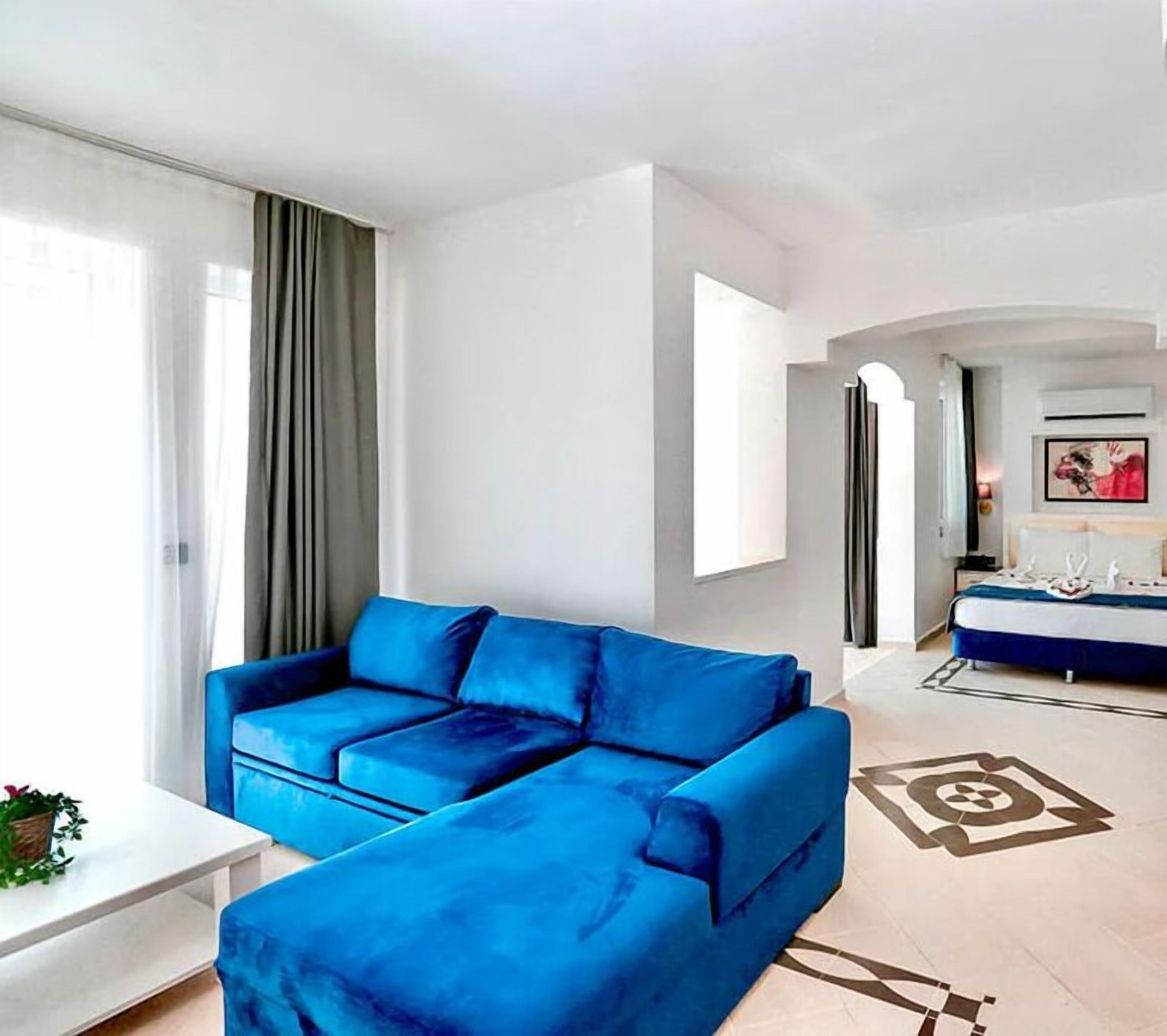 تلفزيون إل سي دي بحجم 32-بوصة يعرض قنوات فضائية