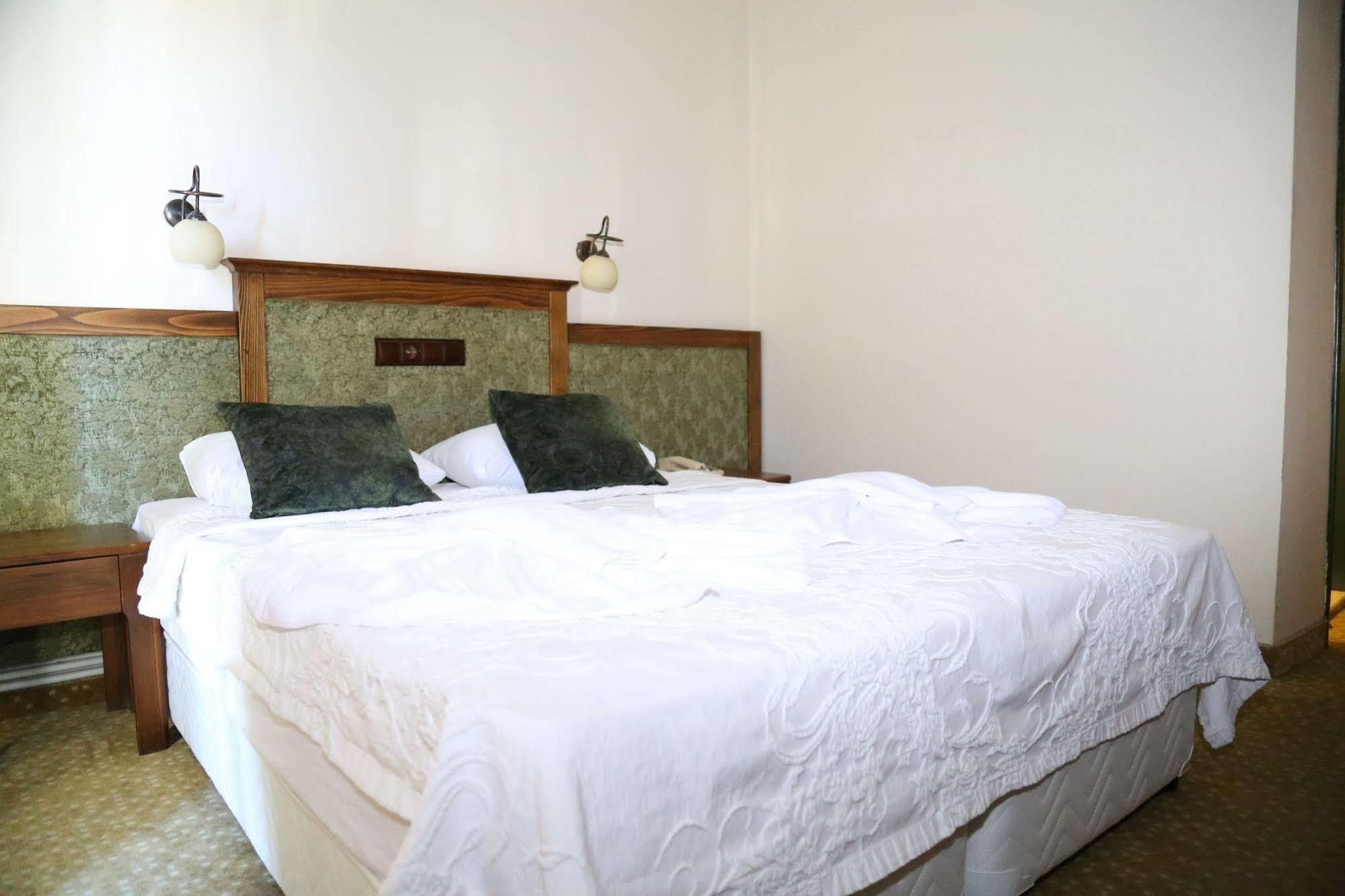 Camera quadrupla, balcone, vista città | Minibar