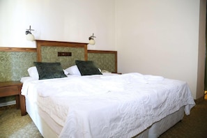 Neljän hengen huone, parveke, kaupunkinäköala | Minibaari