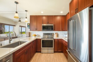 Kylskåp, mikrovågsugn, ugn och spishäll