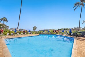 Una piscina al aire libre, una piscina climatizada