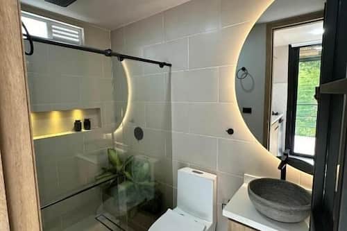 Douche, articles de toilette gratuits, serviettes fournies, savon