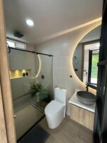 Ducha, artículos de tocador gratuitos, toallas, jabón