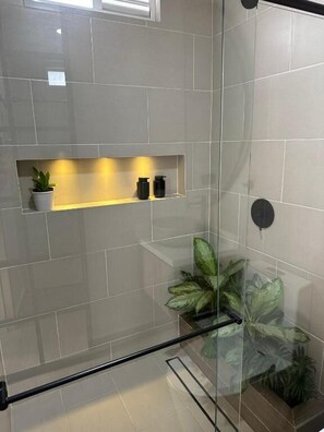 Cabaña Deluxe, vista a la montaña | Baño | Regadera, amenidades de baño gratuitas, toallas, jabón 