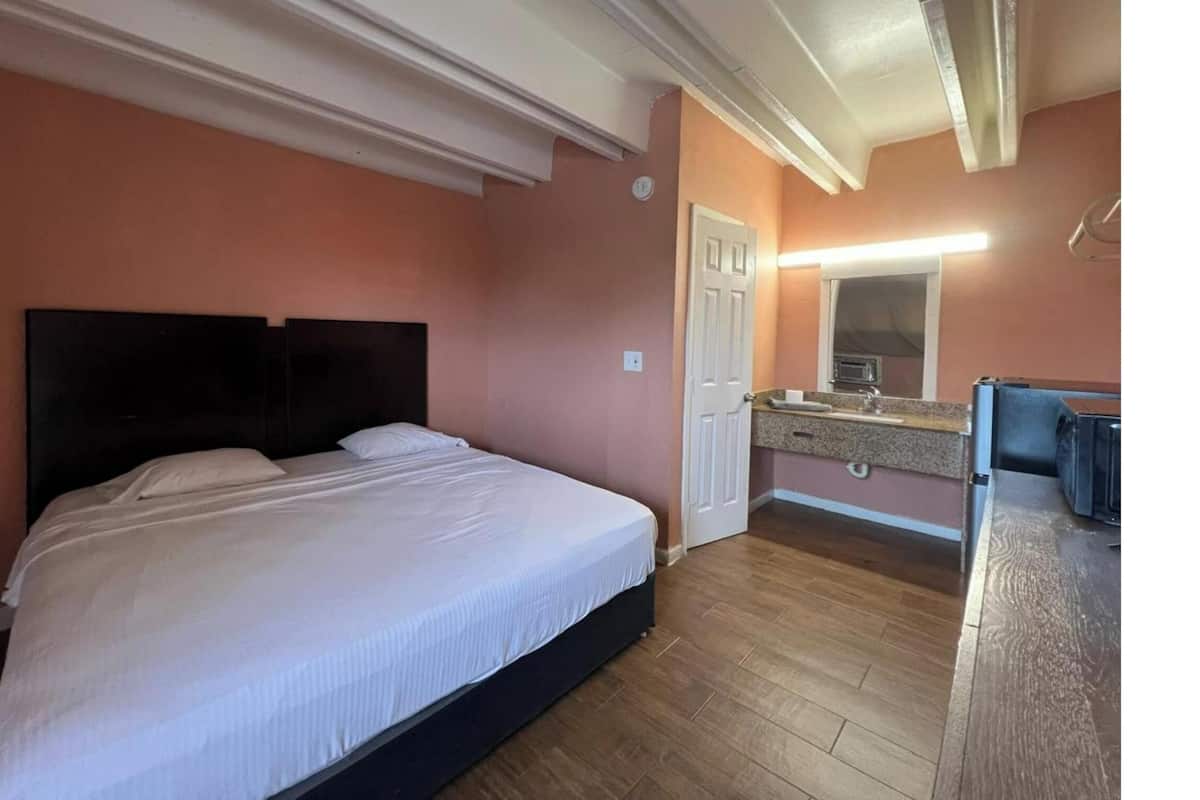 Kamer, 1 kingsize bed, roken | Een strijkplank/strijkijzer, gratis wifi, beddengoed