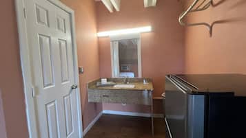 Rom, 1 kingsize-seng, røyk | Strykejern/-brett, wi-fi (inkludert) og sengetøy