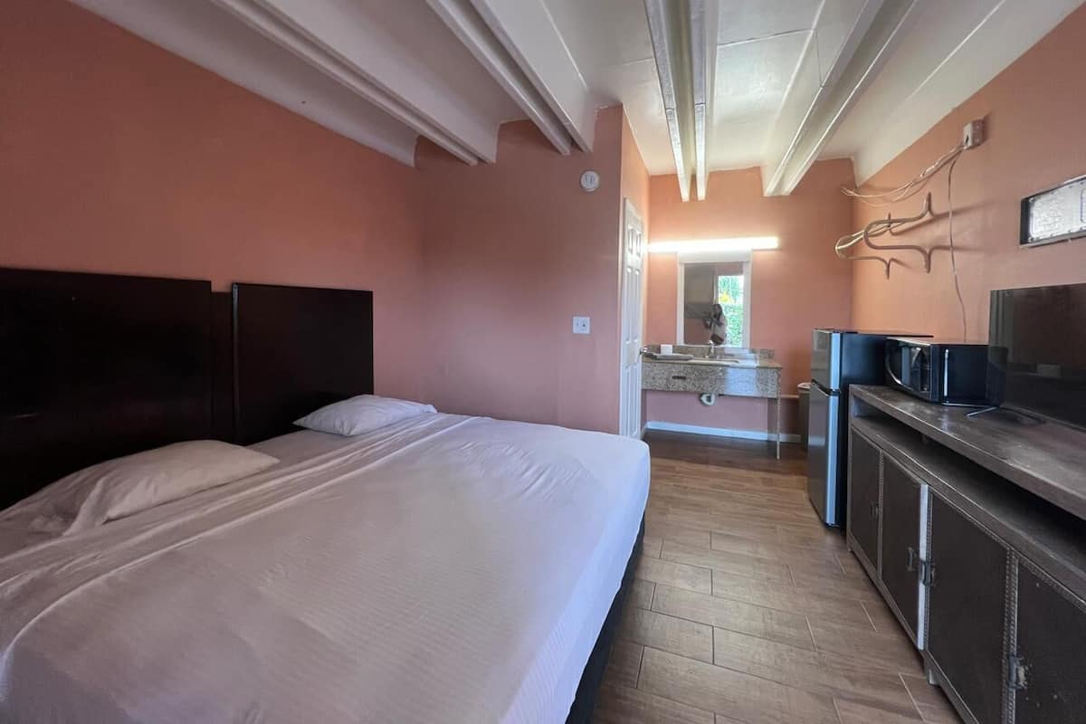 Tabla de planchar con plancha, wifi gratis y ropa de cama