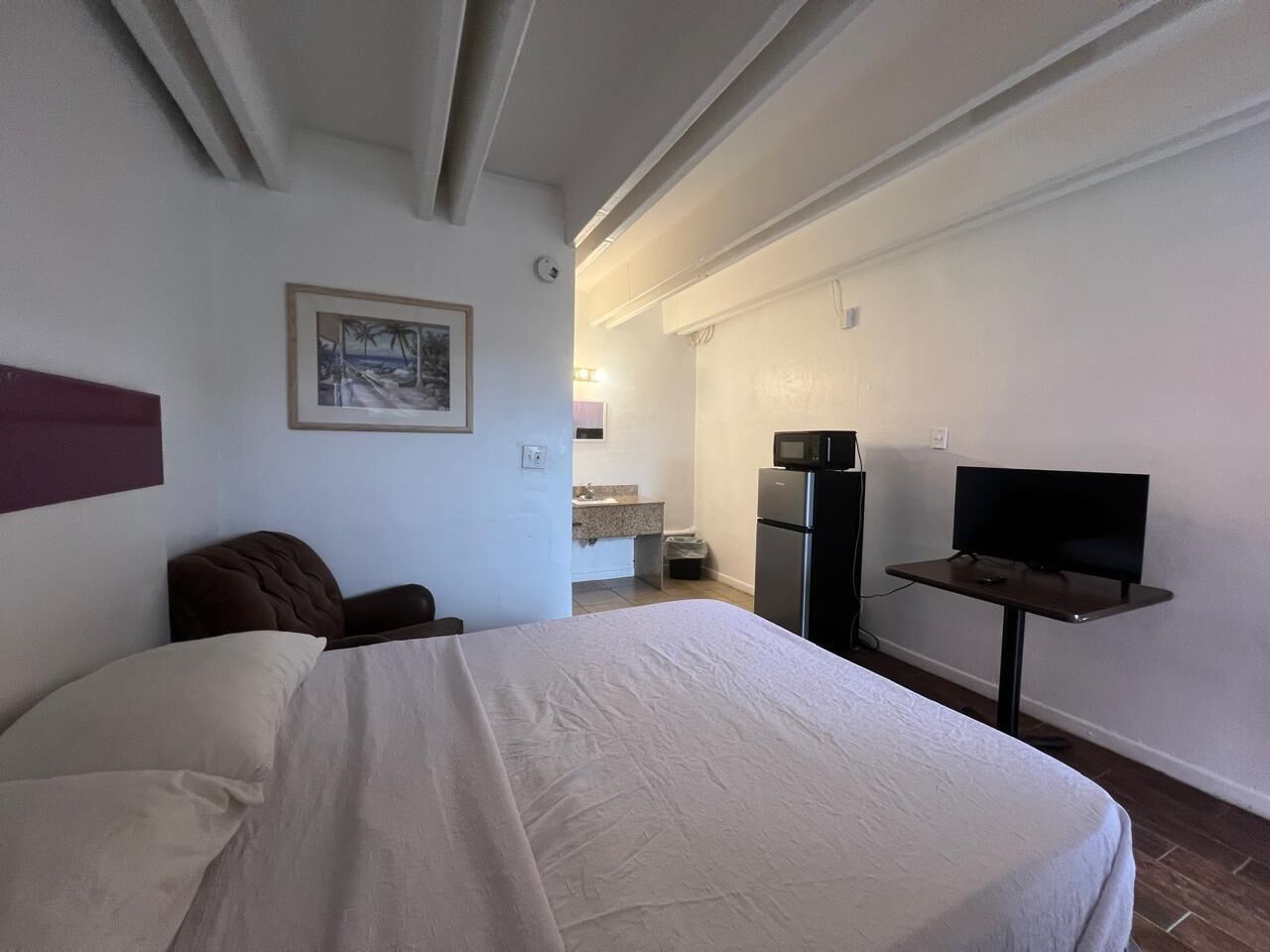 Tabla de planchar con plancha, wifi gratis y ropa de cama 