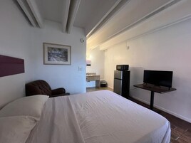 Full Bed Smoking | Iron/ironing board, free WiFi, bed sheets