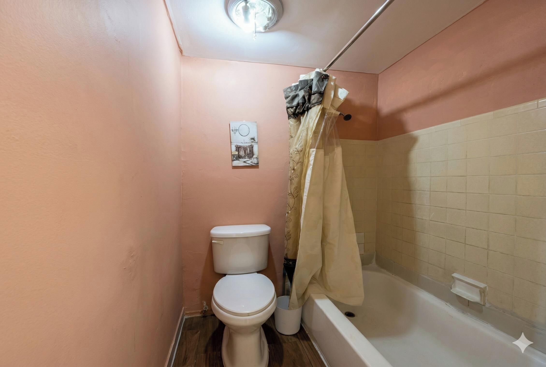Ein Badezimmer mit Toilette, einer Badewanne und einer Duschvorhang.
