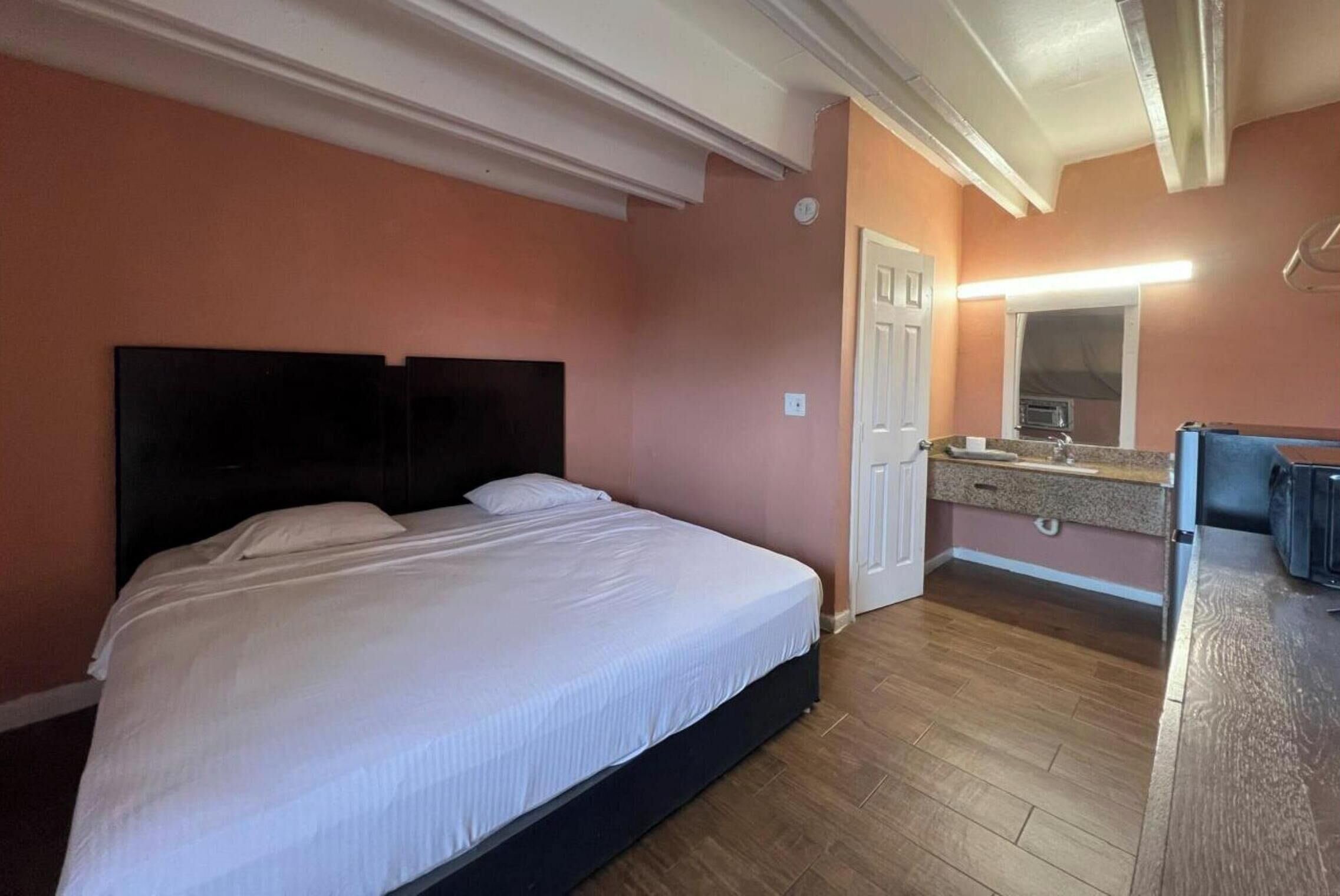 Room, 1 King Bed, Smoking | Iron/ironing board, free WiFi, bed sheets
