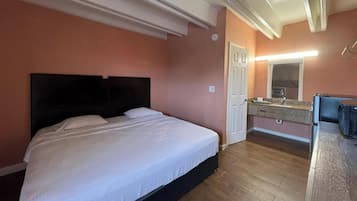 Room, 1 King Bed, Smoking | Iron/ironing board, free WiFi, bed sheets