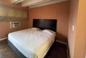 Kamer, 1 kingsize bed, roken | Een strijkplank/strijkijzer, gratis wifi, beddengoed